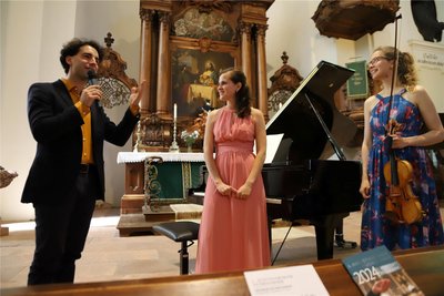 Im Interview mit Pascal Kaufmann erfuhren die Konzertgäste des Augustusburger Musiksommers, warum die Musikerinnen nicht nur freundschaftlich, sondern auch familiär verbunden sind.