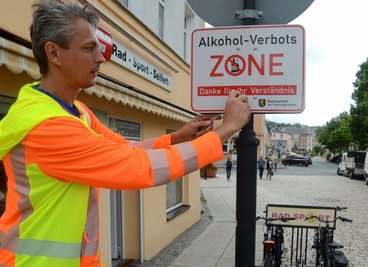 Alte Schilder, neuer Geltungsbereich: Vorm Fahrradladen in der Breitscheidstraße 2 brachte Marcel Martin vom Bauhof die Tafeln an. 