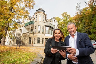 Ein bisschen Barock, ein wenig Jugendstil, die Türmchen in Renaissanceform: Die Villa unterhalb des Bärensteins in Plauen steht zum Verkauf. Maklerin Janet Wallwiener und Eigentümer Dr. Norbert Sörgel suchen einen Käufer, der ein Herz hat für außergewöhnliche Immobilien.