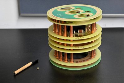 Die E-Zigarette der Schweizer Firma „Carnault“ (links) wird durch einen Miniatur-Chip gesteuert (Mitte). Ein Modell zeigt, wie die Bauteile angeordnet sind.