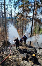 An unzugänglichen Stellen setzten die Feuerwehrleute Sprinkleranlagen ein, um den Boden zu kühlen. 