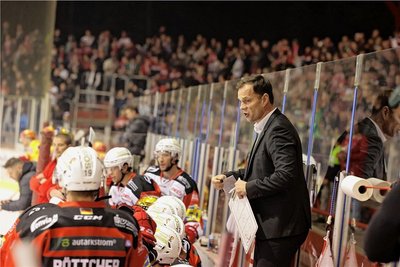 Nach acht Pleiten in Folge wackelt der Stuhl von Trainer Marian Bazany. Fest steht nur: Er soll die Übungseinheit am Dienstagvormittag leiten. 