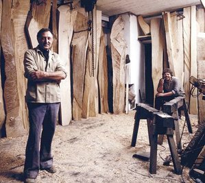 Von 1974 bis 1977 war Jörg Beier (hinten rechts) Mitarbeiter von Bildhauer Hans Brockhage (vorn). In dessen Werkstatt in der Schwarzenberger Altstadt entstand in jener Zeit auch eine riesige Holzwand für die Charité in Berlin.