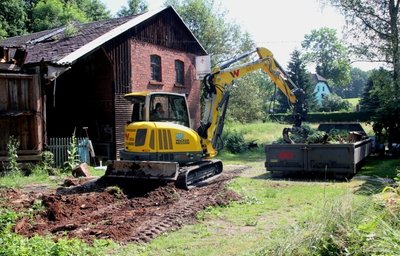Die Reste von einem zusammengestürzten Gebäude schaffte der Bagger beiseite. 