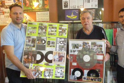 Martin Schmidt (links) und Daniel Deparade vom Beatles Museum Halle mit Edmund Thielow.
