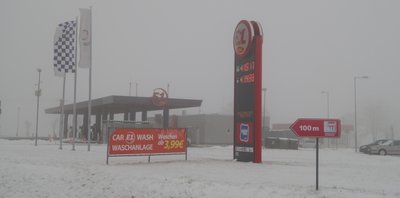 Dicht im Nebel präsentierte sich am Dienstagmittag der Duty-free-Shop am Grenzübergang Ebmath. Das lockte nur wenige Kunden. 