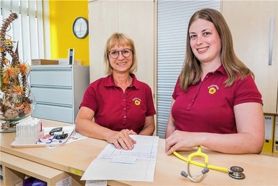 Dipl.-Med. Angela Albrecht ist froh, mit Internistin Beatrice Seidel (v.l.) eine Verstärkung ihrer Hausarztpraxis zu haben.