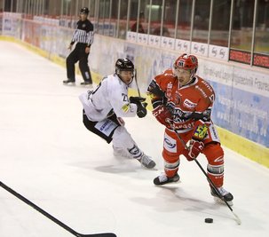 Alex Wideman (r.) beim Heimspiel der Eispiraten Crimmitschau gegen den EHC Freiburg am Sonntagabend.
