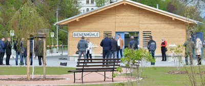 Wo einst der Güterboden am Bahnhof im Ortszentrum von Bienenmühle stand, empfängt nun ein modernes Gebäude die Fahrgäste, wenn sie auf Bus oder Bahn warten müssen. Am Mittwoch wurde das neugestaltete Areal übergeben. 