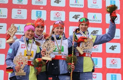 Jenny Nowak (2. von rechts) gehörte zur siegreichen deutschen Mannschaft im Mixed-Wettbewerb der Nordischen Kombination.