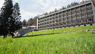 Auf den Monat genau vier Jahre war das Hotel Haus Schwarzbachtal in Erlbach geschlossen. An diesem Wochenende öffnet es wieder.
