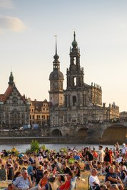 Zaungäste am Elbufer. Sie sehen den Kaiser nicht, aber sie können ihn hören.