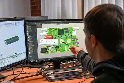 Die elektronischen Bauteile werden bei Ciboard zunächst am Computer auf virtuellen Leiterplatten angeordnet.