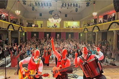 "Die jungen Zillertaler" begeisterten im Tivoli 530 Senioren der Wohnungsgenossenschaft Freiberg.
