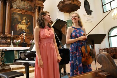 Als „Duo Dopico“ geben Cristina Allés Dopico und Nora Scheidig (v.l.) Konzerte im In- und Ausland. Von der Begeisterung des Augustusburger Publikums waren sie beeindruckt.