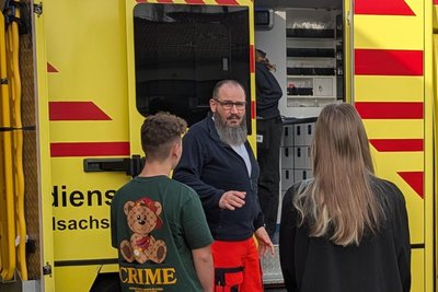 Daniel Nowak stellte jüngst bei der Woche der offenen Unternehmen die Arbeit im Rettungsdienst des DRK-Kreisverbandes vor.