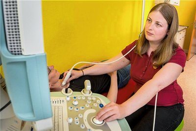 Beatrice Seidel hat als Internistin bereist Erfahrungen mit Ultraschall sammeln können. Dadurch können in der Hausarztpraxis nun beispielsweise auch Schilddrüsen untersucht werden.