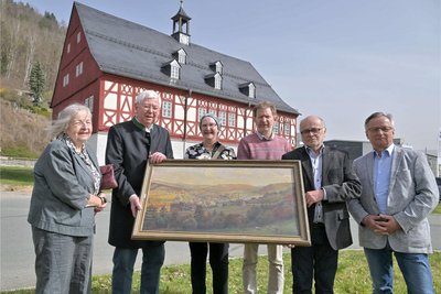 Vor dem Herrenhaus Auerhammer wurde das historische Gemälde übergeben.