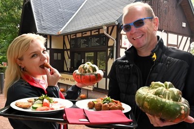 Theres und Thomas Lämmel mit einer Auswahl ihrer Kürbisgerichte vor der Parkklause in Lichtenwalde. Dort läuft noch bis 2. November das Kürbisfestival.