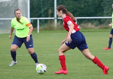 Im Duell der Kapitäninnen erwischte die Zwickauerin Kristin Richter (rechts) gegen Kimberly Stegermaier den besseren Tag. Die DFC-Spielführerin war am Sonntag beim 8:0-Heimsieg zweimal selbst erfolgreich. 