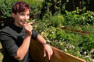 Frisch soll alles sein: Das gilt auch für Kräuter, die Küchenmeisterin Jennifer Ciba aus dem Beet holt.