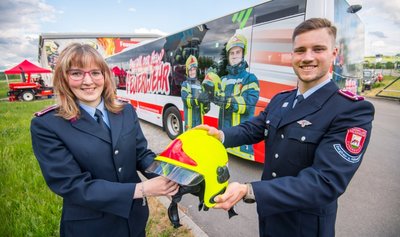 Nadine Dietrich und Max Müller von der Feuerwehr Annaberg-Buchholz werben auf Bussen der RVE für die Arbeit der Brandschützer. 