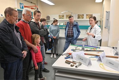 Mitarbeiterin Sabrina Berger (rechts) erklärte Besuchern die Prüfung von Materialien.