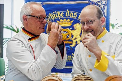 Am Donnerstag haben Sachverständiger Michael Isensee (links) vom Deutschen Brotinstitut und Tobias Nönnig von der gleichnamigen Bäckerei in Ehrenfriedersdorf die eingereichten Brote geprüft. 