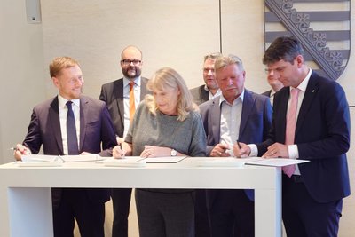 Sachsens Spitzen von Land und Kommunen bei der Unterzeichnung der Grundsatzvereinbarung zur Aufteilung der Bundesmittel für Infrastrukturmilliarden im Oktober 2025.
