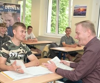 Florian Weißbach (l.) im Gesprächstraining mit Dirk Wieland von Volkswagen in Chemnitz. 