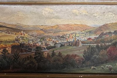 Das Gemälde zeigt eine Stadtansicht von 1914.