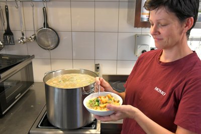 Im Café „Momo“ in Freiberg bietet Mitarbeiterin Christin die Linsen-Kürbis-Curry-Broccoli-Suppe an.