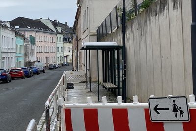 Nicht schön, und dazu noch gefährlich: Die Bushaltestelle am alten Lengenfelder Amtsgericht.