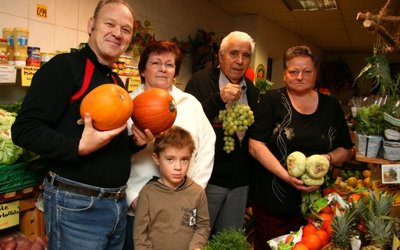 
              <p class="artikelinhalt">Die Gewinner der Gartenolympiade mit Obst und Gemüse, dass diesmal jedoch nicht aus dem eigenen Garten, sondern vom Gemüsehändler stammt: Gottfried Brucker, Christine Henkel mit Enkel Jonny, Hans Szelig und Margaret Rother (von links). </p>
            
