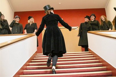 Auf geht es in die neue Saison des Neuberinhauses. Das hauseigene Neuberin-Ensemble (im Bild) präsentiert bis Ende des Jahres zwei eigene Inszenierungen. 