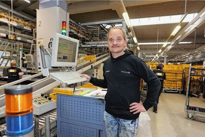 Sven Eismann ist Mitarbeiter der ersten Stunde im Reinsdorfer Briefzentrum. Dass er seinen Job auch nach 25 Jahren noch mag, hat gleich mehrere Gründe. 
