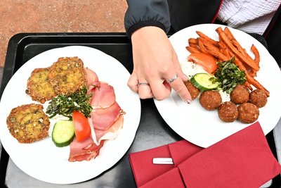 Kürbisgerichte der Parkklause in Lichtenwalde: Links die Rösti, rechts die Bällchen. Wer will da nicht naschen?
