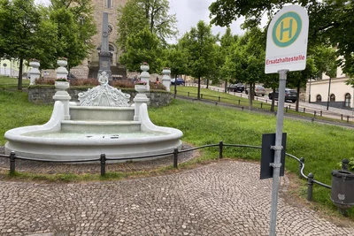 Schön, aber doch ein Provisorium – die Ersatzhaltestelle für die gesperrte Haltestelle am alten Amtsgericht gleich nebenan.