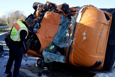 Der Lkw-Fahrer wurde schwer verletzt.