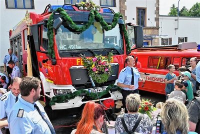 Wehrleiter Sandro Weiß vor dem neuen Feuerwehrauto HLF 20 für die Feuerwehr Hainichen.