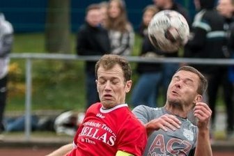 49er freuen sich auf Spitzenspiel - Mit bislang zehn Treffern hat Clemens Hilbert (l., hier gegen Marienbergs Stefan Hauser) einen großen Anteil am Erfolg des SV Großrückerswalde.