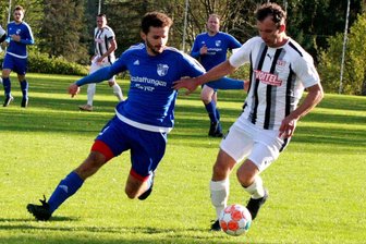 5:0 im Spitzenspiel der Fußball-Vogtlandklasse: VfB Plauen Nord schießt Bad Brambach ab - Daniel Hommel (rechts/im Duell mit Bad Brambachs Anton Heßler) traf für den VfB Plauen Nord zum 2:0.