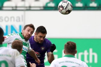 5:0-Sieg für Aue in Fürth - Pascal Testroet (M) von Aue erzielt durch einen Kopfball den Treffer zum 0:2. Links neben ihm springt der Fürther Mario Maloca.