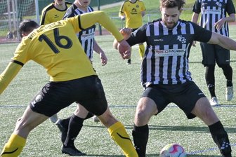 5:0: Stollberger Landesklasse-Fußballer schicken Auerbacher Reserve mit Packung zurück ins Vogtland - Michael Neubert (r.) traf zwar selbst nicht, stand aber dennoch im Mittelpunkt. Nach der Notbremse an ihm lief es plötzlich wie geschmiert für die Stollberger gegen den VfB Auerbach II.