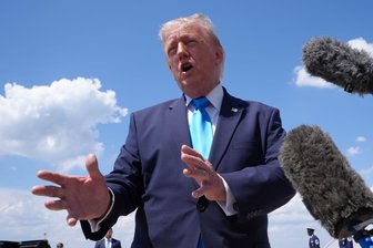 5.000 US-Soldaten nach Polen: Trump beschwört enge Beziehung - Trump kündigt die Entsendung Tausender Soldaten nach Polen an.
