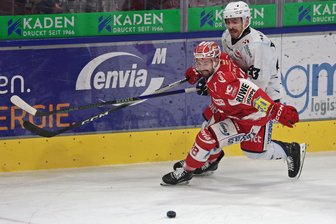 5:2-Heimsieg: Eispiraten Crimmitschau ringen die Blue Devils Weiden nieder - Erst spät sicherten sich die Eispiraten den Heimsieg; im Bild Dylan Wruck.