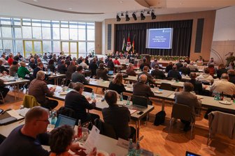 5 Gründe, warum der Zwickauer Kreistag fast niemanden interessiert - Die 98 Kreisräte treffen sich vier- bis fünfmal im Jahr in der Glauchauer Sachsenlandhalle zur Sitzung.