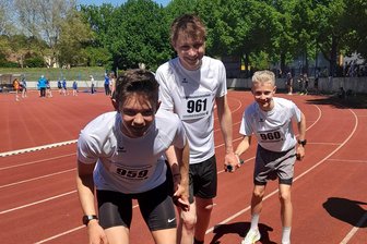 5 Starts, 5 Bestwerte und 4 Medaillen: Freiberger Leichtathlet-Talent räumt bei Premiere in Dresden ab - Anfang Mai gewann der Freiberger in der Staffel den Landesmeistertitel: Nils Wagner (M.) mit seinen Laufpartnern Alexander Tschikov und Finley Max Wolf.