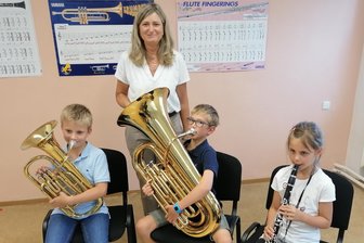 50.000 Euro für Vereine im Zwickauer Land: So können Vereine der Zukunftsregion profitieren - Silke Blum und drei Mitglieder des Kinderorchesters mit einem Teil der neuen Blasinstrumente.