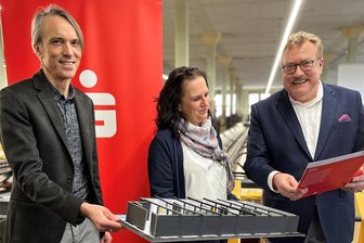 50.000-Euro-Spende fürs Textilmuseum in Crimmitschau - Museumsleiter Philip Kardel (l.) und Fördervereins-Chefin Peggy Wunderlich nehmen die Förderzusage von Andreas Fohrmann, Chef der Sparkasse Zwickau, entgegen.